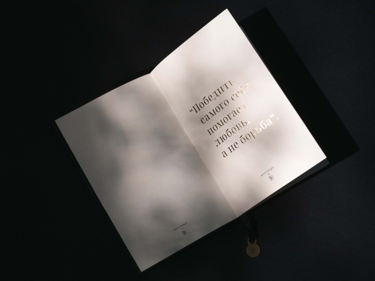 SPIRIT OF INSIGHT, Ежедневник с медальоном «Он. Интервью с Пророком» 