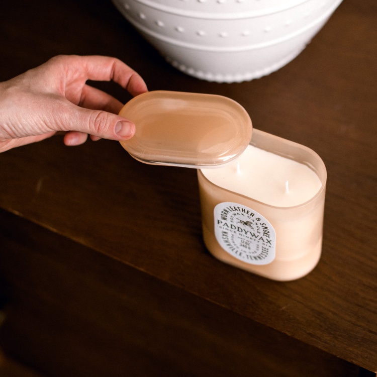 PADDYWAX, Большая свеча в стекле с 2 фитилями, WORN LEATHER & SMOKE  PADDYWAX, Большая свеча в стекле с 2 фитилями, WORN LEATHER & SMOKE
