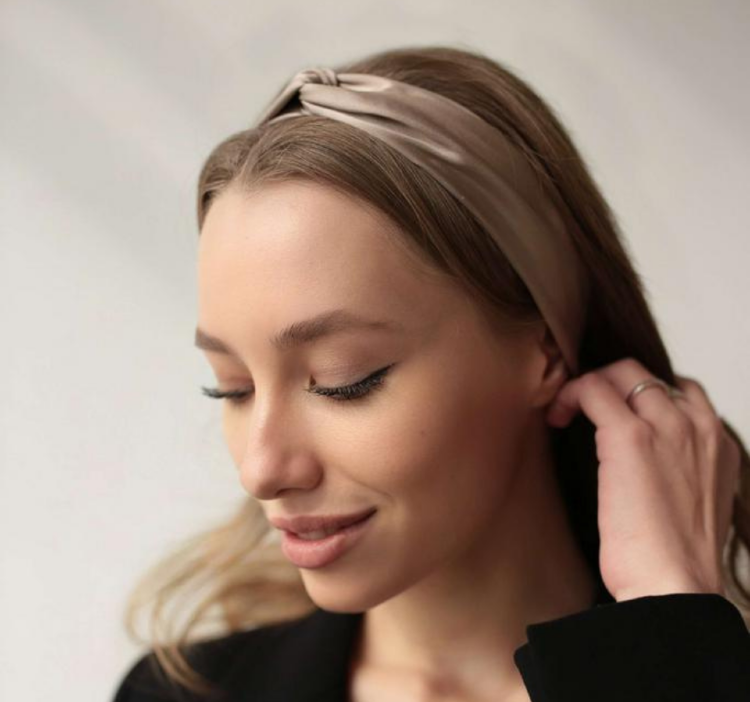 SILK LOVERS, Шелковая повязка с узлом для волос в кофейном цвете