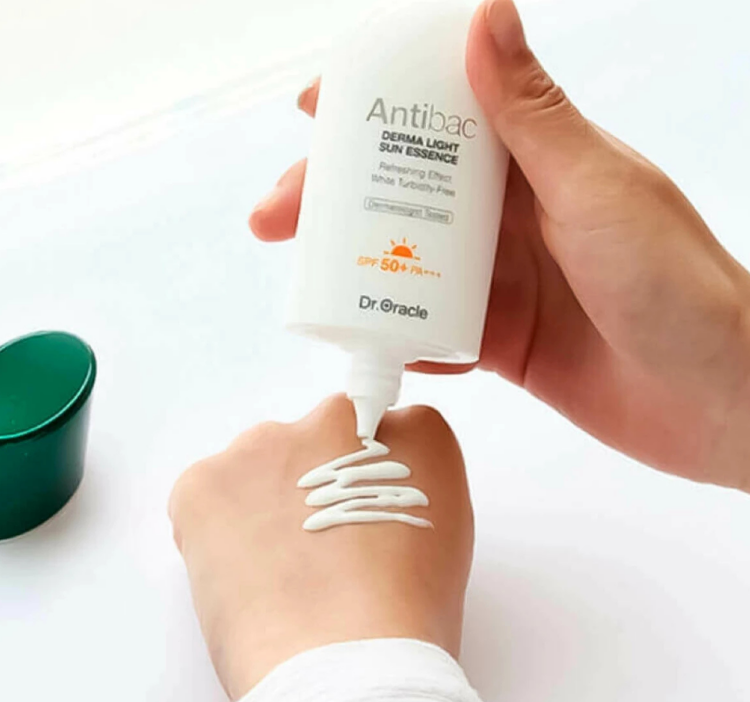 DR.ORACLE Легкая солнцезащитная эссенция для лица, 60мл, Antibac Derma Light Sun EssenceSPF50+ РА+++